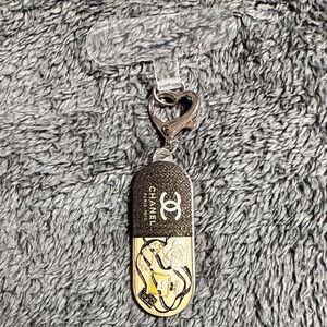 Phone Charm with phone attachment included.